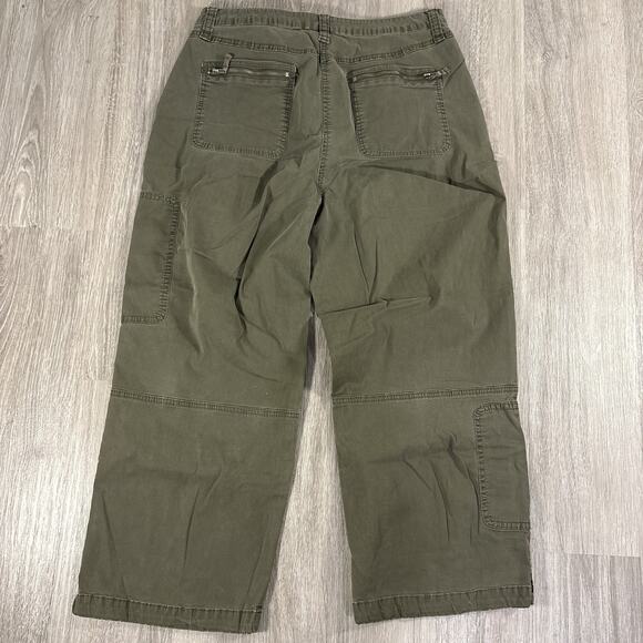 Chico's Women's Cargo Capri Pants Utility Zip Pocket Olive Green Size 2 - Picture 7 of 8